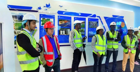   2023“一帶一路”媒體合作論壇聯合采訪團走進江西公司新余市綜合智慧零碳電廠展廳。（本報記者 周歡攝）