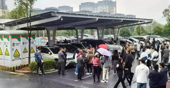   2023“一帶一路”媒體合作論壇聯合采訪團參觀新余市分宜縣行政服務中心“光儲充放檢”項目。（受訪者供圖）