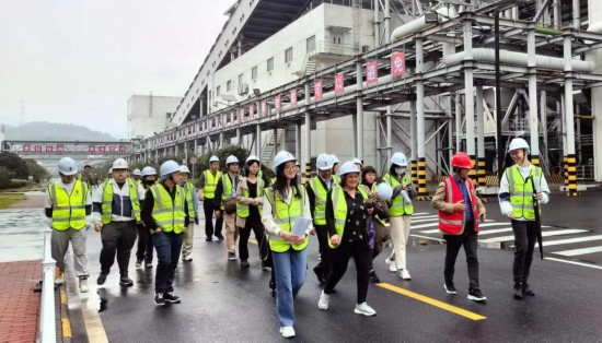   2023“一帶一路”媒體合作論壇聯合采訪團走進國家電投江西公司分宜電廠廠區(qū)。（本報記者 周歡攝）