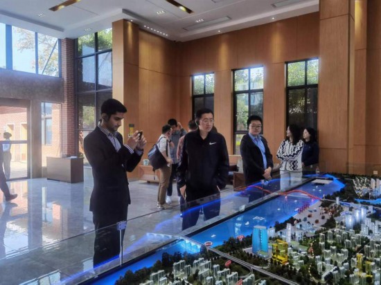 　　10月24日，2023“一帶一路”媒體合作論壇聯(lián)合采訪團團員在清水塘投資集團招商服務中心參觀。本報記者 常雯宜攝