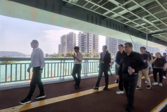 　　10月24日，2023“一帶一路”媒體合作論壇聯(lián)合采訪團團員走在清水塘大橋景觀通道上。本報記者 常雯宜攝