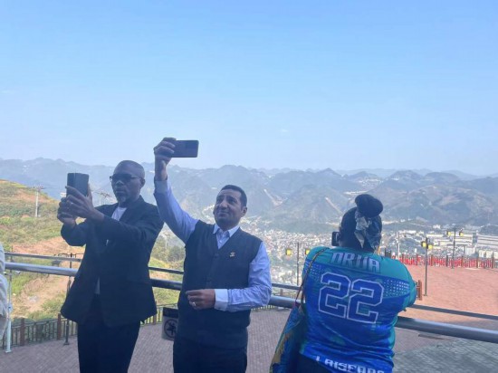 　　外媒記者在天釀景區(qū)拍照留念。本報記者葉子攝