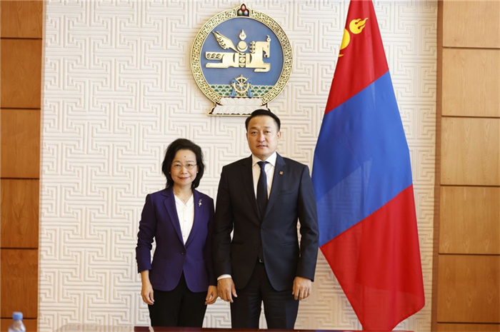 10月31日，中國(guó)駐蒙古國(guó)大使沈敏娟到任拜會(huì)蒙政府辦公廳主任兼蒙古人民黨總書記阿瑪爾巴伊斯格楞（右）。中國(guó)駐蒙古使館供圖