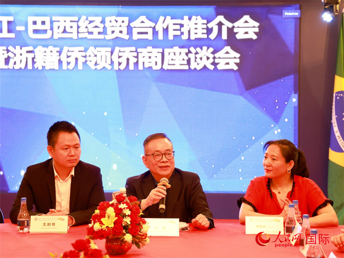 浙江海外聯(lián)誼會(huì)常務(wù)副會(huì)長(zhǎng)徐旭（中）和與會(huì)僑領(lǐng)僑商座談。人民網(wǎng)記者 陳海琪攝