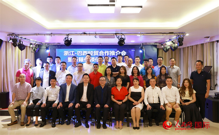 與會(huì)嘉賓合影。人民網(wǎng)記者 陳海琪攝