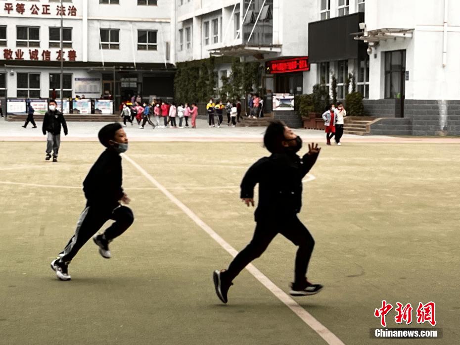 資料圖：學(xué)生們在課間玩耍。