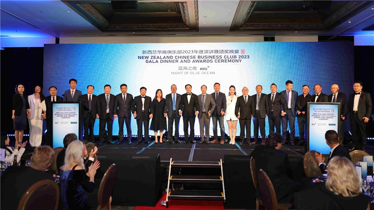 新西蘭華商聯(lián)合總會首批會員代表上臺亮相。攝影：張凱
