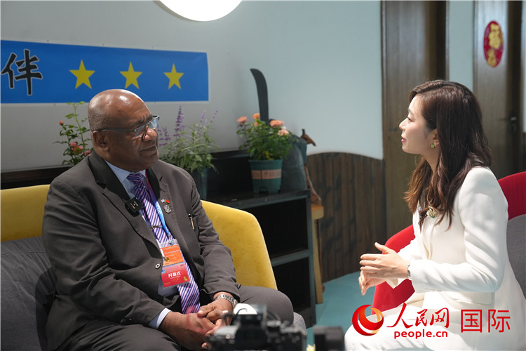 斐濟副總理兼貿(mào)易部長卡米卡米加接受人民網(wǎng)記者專訪。人民網(wǎng)記者 吳超嵐攝