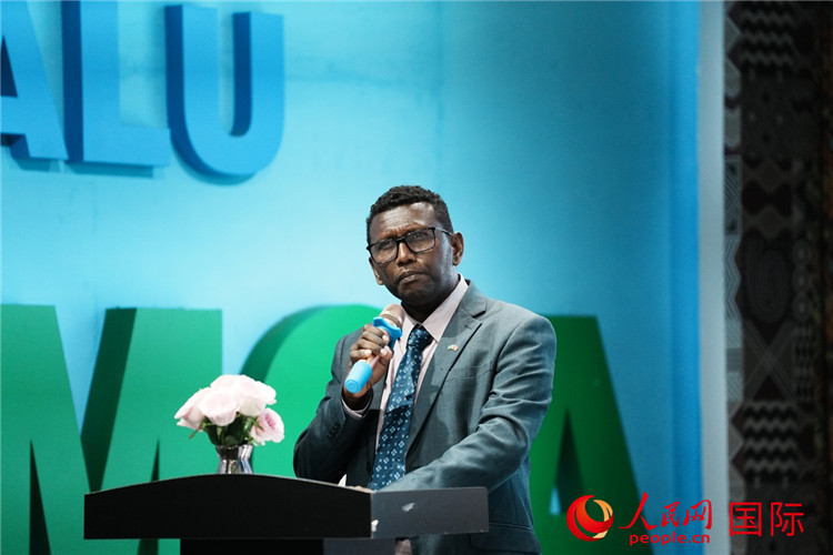 所羅門群島總理代表吉姆森·菲奧·塔南噶達(dá)發(fā)表致辭。人民網(wǎng) 彭昱凱攝