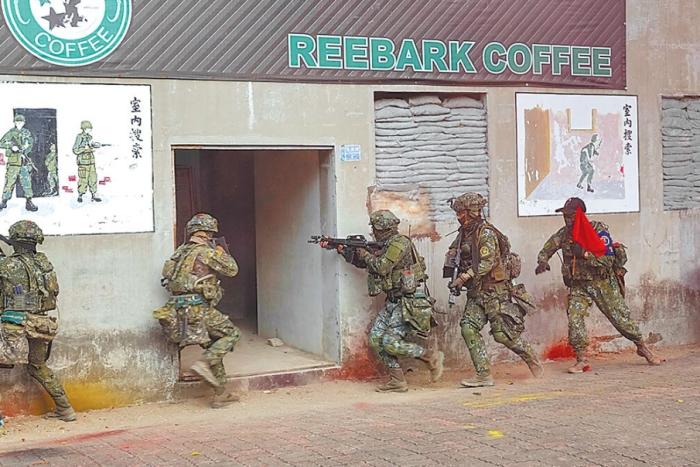 圖為2022年臺陸軍步訓部學員模擬城鎮(zhèn)戰(zhàn)。圖片來源：臺灣《中國時報》。