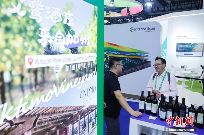 11月6日，參觀者與展臺(tái)工作人員交流。當(dāng)日，第六屆中國(guó)國(guó)際進(jìn)口博覽會(huì)在國(guó)家會(huì)展中心(上海)舉行。據(jù)上海美國(guó)商會(huì)官網(wǎng)消息，為進(jìn)一步加強(qiáng)中美經(jīng)貿(mào)聯(lián)系，上海美國(guó)商會(huì)與美國(guó)農(nóng)業(yè)部合作參展2023年第六屆中國(guó)國(guó)際進(jìn)口博覽會(huì)。今年是美國(guó)政府首次設(shè)立官方展館。<a target='_blank' href='/'><p  align=