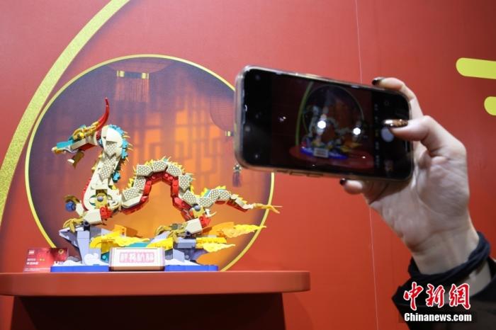 第六屆中國(guó)國(guó)際進(jìn)口博覽會(huì)舉行，消費(fèi)品展區(qū)展出以生肖龍為題材的中國(guó)元素產(chǎn)品。<a target='_blank' href='/'><p  align=