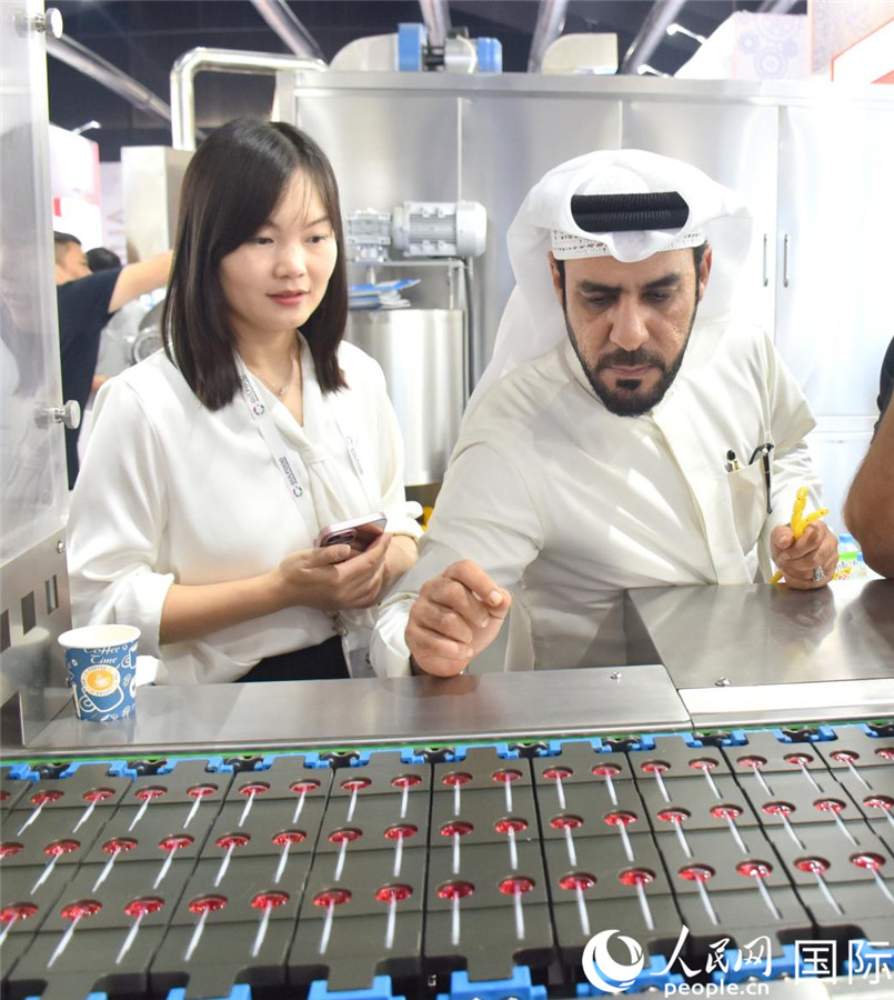 阿方展商在查看中企產(chǎn)品。人民網(wǎng)塔里克·易卜拉欣攝