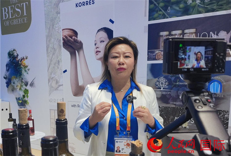 希華集團(tuán)聯(lián)合創(chuàng)始人兼總裁索菲亞女士接受采訪。人民網(wǎng) 殷韜攝