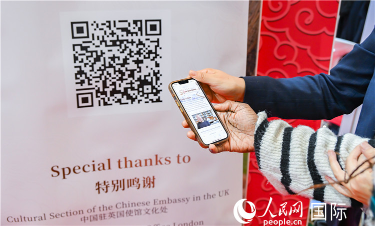 觀眾掃碼《我們的中國故事》系列視頻。人民網(wǎng) 郭錦標(biāo)攝