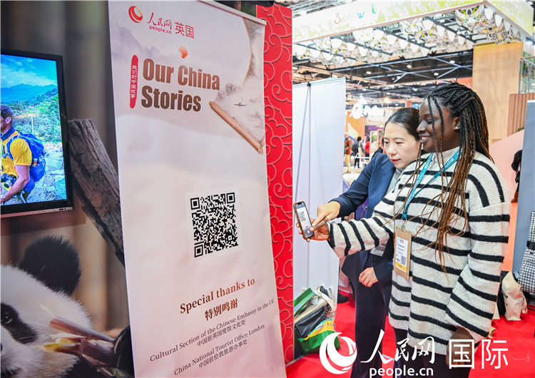 觀眾掃碼《我們的中國故事》系列視頻。人民網(wǎng) 郭錦標(biāo)攝