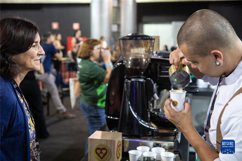 11月9日，咖啡師在巴西貝洛奧里藏特舉行的咖啡周上為參觀者制作咖啡。新華社記者 王天聰 攝