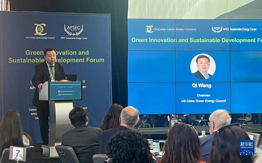 11月13日，美中綠色能源促進(jìn)會會長王麒在舊金山舉行的“綠色創(chuàng)新與可持續(xù)發(fā)展論壇”上發(fā)言。新華社記者 譚晶晶 攝