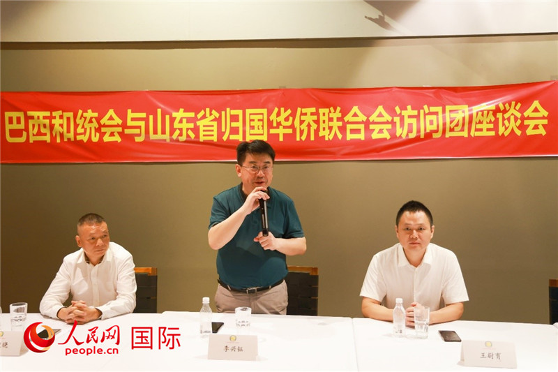 中國僑聯(lián)副主席、山東省僑聯(lián)主席李興鈺（中）在座談會上致辭。人民網(wǎng)記者 陳海琪攝