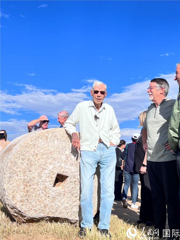 103歲的飛虎隊老兵哈里·莫耶在云南昆明呈貢機場舊址的石碾前留影。人民網(wǎng) 趙瞳攝