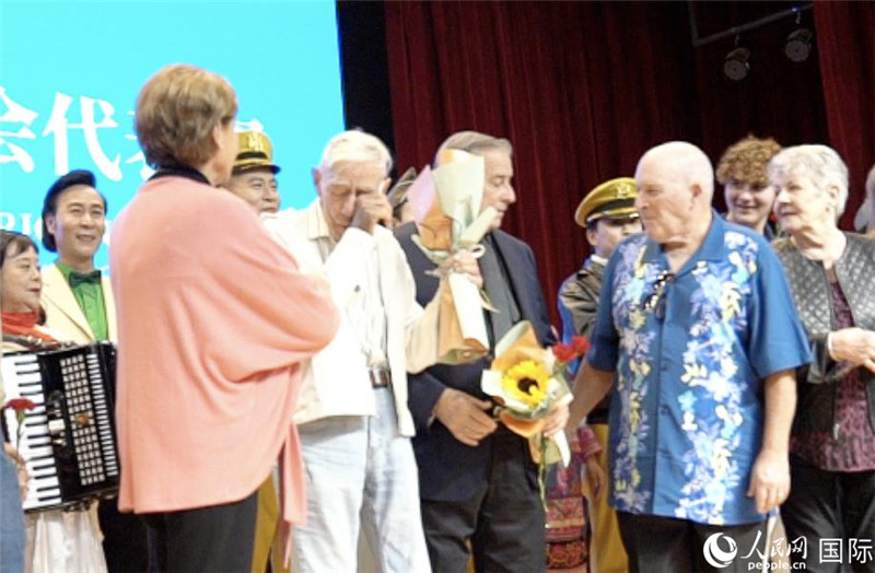 哈里·莫耶和代表團(tuán)其他成員訪問昆明外國語學(xué)校，觀看講述飛虎隊開辟駝峰航線故事的音樂劇《翠堤長虹》，并與學(xué)校師生合唱《友誼地久天長》。人民網(wǎng) 趙瞳攝