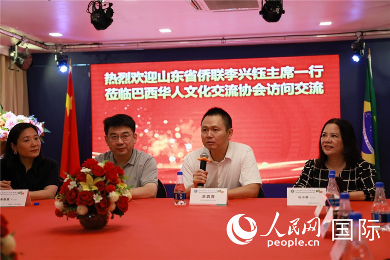 中國駐里約熱內(nèi)盧副總領(lǐng)事王尉育（右二）發(fā)表致辭。人民網(wǎng)記者宋亦然攝