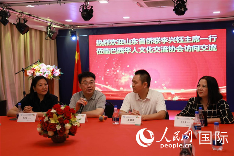 山東省僑聯(lián)主席李興鈺（左二）和與會僑領(lǐng)座談。人民網(wǎng)記者宋亦然攝