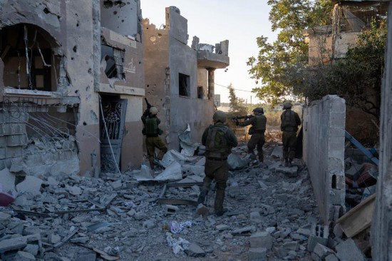 這張以色列國防軍11月12日發(fā)布的照片顯示，以軍地面部隊在加沙地帶北部開展軍事行動。新華社發(fā)