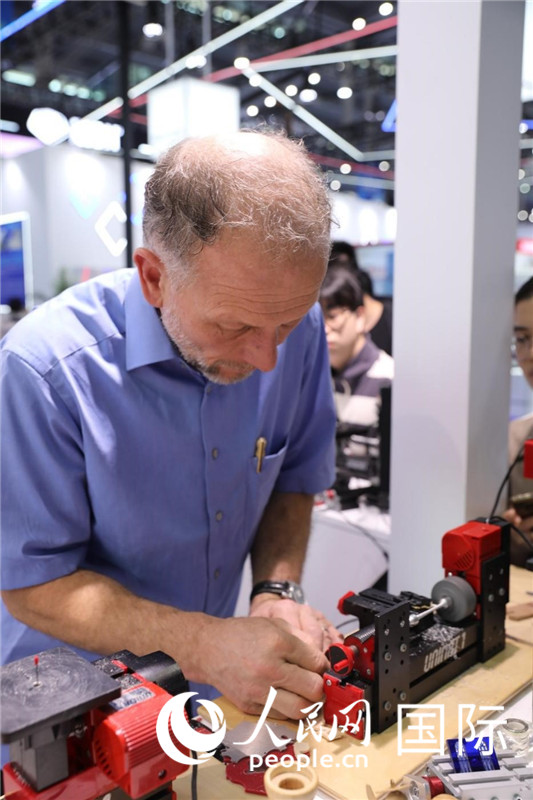 第25屆中國國際高新技術(shù)成果交易會15日在深圳開幕，圖為展商現(xiàn)場演示精密加工工具。人民網(wǎng)記者 魯揚攝