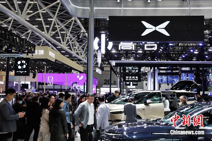 11月17日，廣州車(chē)展展館人流如織。中新財(cái)經(jīng)記者 葛成 攝