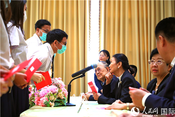 圖為獎助學金頒發(fā)現(xiàn)場。人民網(wǎng)記者 白元琪攝