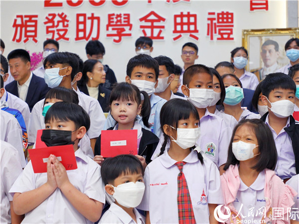 圖為出席嘉賓和現(xiàn)場獲獎學生合影留念。人民網(wǎng)記者 白元琪攝