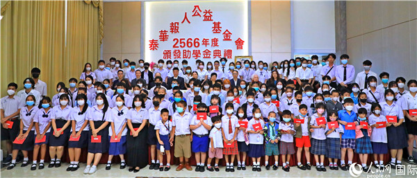 圖為出席嘉賓和現(xiàn)場獲獎學生合影留念。人民網(wǎng)記者 白元琪攝