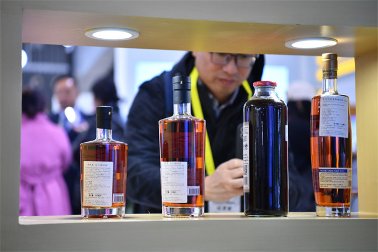 11月16日，觀眾在第七屆絲博會上參觀阿塞拜疆展位上的酒水產(chǎn)品。新華社記者 邵瑞 攝