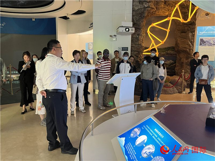 中外記者在深圳大鵬半島國家地質公園博物館參觀。人民網(wǎng)記者 陳思攝