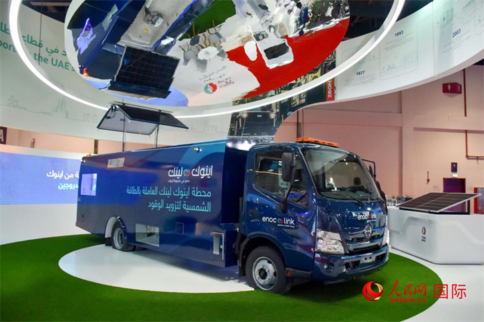 阿聯(lián)酋國家石油公司發(fā)布的電動(dòng)運(yùn)油卡車。該卡車用光伏板和電池驅(qū)動(dòng)，但主要目的是輸送汽油。   人民網(wǎng) 塔里克·易卜拉欣攝