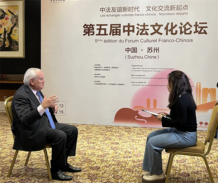 法國前總理、法國展望與創(chuàng)新基金會主席讓-皮埃爾·拉法蘭接受人民網(wǎng)的采訪。（國際在線供圖）