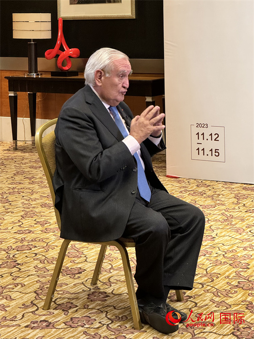 法國前總理、法國展望與創(chuàng)新基金會主席讓-皮埃爾·拉法蘭接受人民網(wǎng)的采訪。（人民網(wǎng) 謝瑩攝）