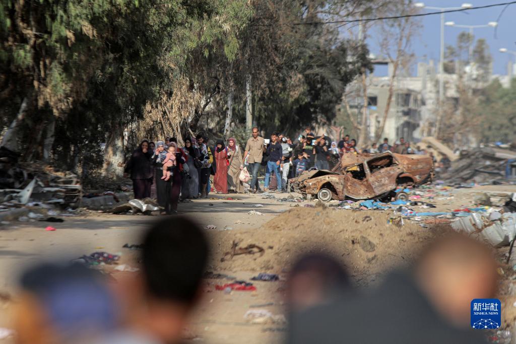 11月18日，在加沙地帶南部地區(qū)，巴勒斯坦人向南遷移。