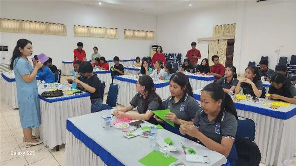 巴陵康孔子學(xué)院中方院長朱敏霞講解中國的二十四節(jié)氣。主辦方供圖