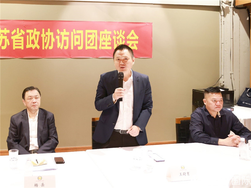 中國駐里約總領(lǐng)館副總領(lǐng)事王尉育（中）在座談會上致辭。人民網(wǎng)記者 陳海琪攝