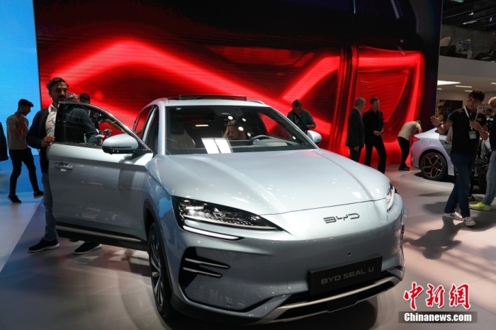 2023年德國國際汽車及智慧出行博覽會(huì)(IAA mobility)(亦簡(jiǎn)稱慕尼黑國際車展)將于9月5日正式開幕。在9月4日舉行的媒體日，記者看到諸品牌紛紛攜“拳頭”產(chǎn)品亮相。圖為當(dāng)日比亞迪SEAL U在歐洲首秀。<a target='_blank' href='/'><p  align=