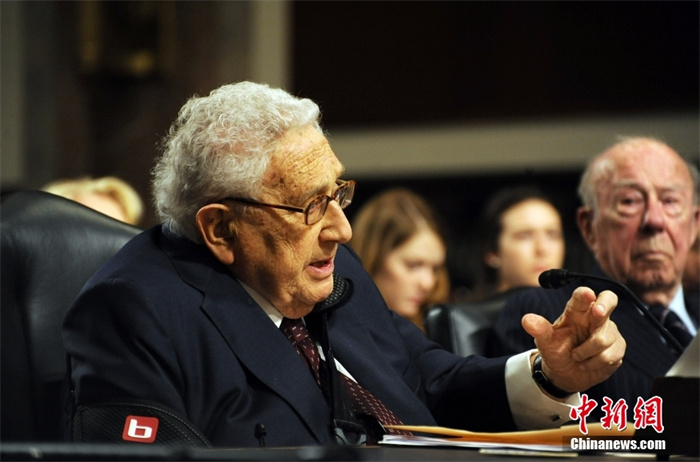 基辛格當(dāng)?shù)貢r(shí)間2015年1月29日在華盛頓出席國(guó)會(huì)聽證會(huì)時(shí)闡述了他對(duì)中國(guó)崛起的看法。<a target='_blank' href='/' _fcksavedurl='/'><p  align=