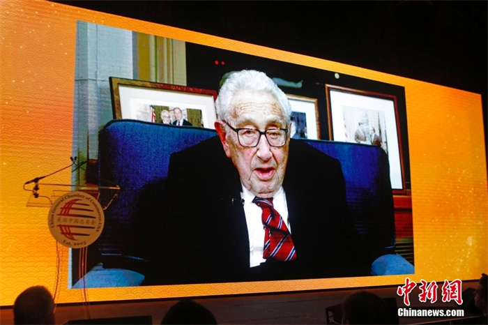 當(dāng)?shù)貢r(shí)間2023年1月18日晚，美國(guó)中國(guó)總商會(huì)(CGCC)在紐約舉行2023年中國(guó)農(nóng)歷新年晚宴。圖為亨利·基辛格以視頻方式致辭。<a target='_blank' href='/' _fcksavedurl='/'><p  align=