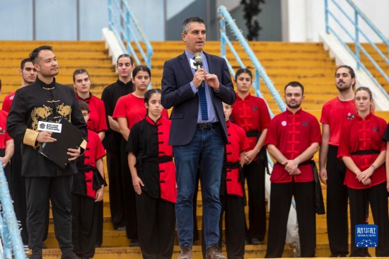 12月2日，希臘文化部副部長赫里斯托斯·季馬斯（中）在希臘雅典圣誕劇場舉行的“中希國際戲劇節(jié)”開幕式上講話。新華社發(fā)（馬里奧斯·羅洛斯攝）