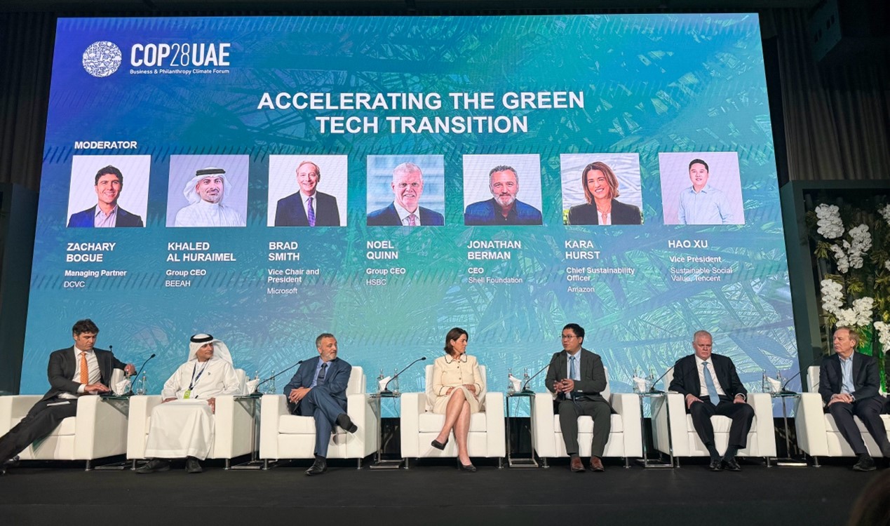 騰訊可持續(xù)社會價值副總裁、騰訊碳中和實驗室負(fù)責(zé)人許浩（右三）在COP28上和微軟公司主席(右一)、匯豐銀行全球首席執(zhí)行官(右二)以及亞馬遜首席可持續(xù)發(fā)展官(左四)等對話。圖片由騰訊公司提供