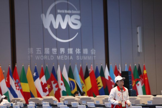   2023年12月2日，一名志愿者在廣州南沙灣濱海會(huì)議中心布置會(huì)場(chǎng)。（新華社記者李明攝）