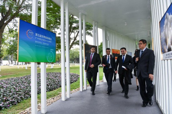   2023年12月2日，參會(huì)代表抵達(dá)廣州南沙灣濱海會(huì)議中心。（新華社記者梁旭攝）