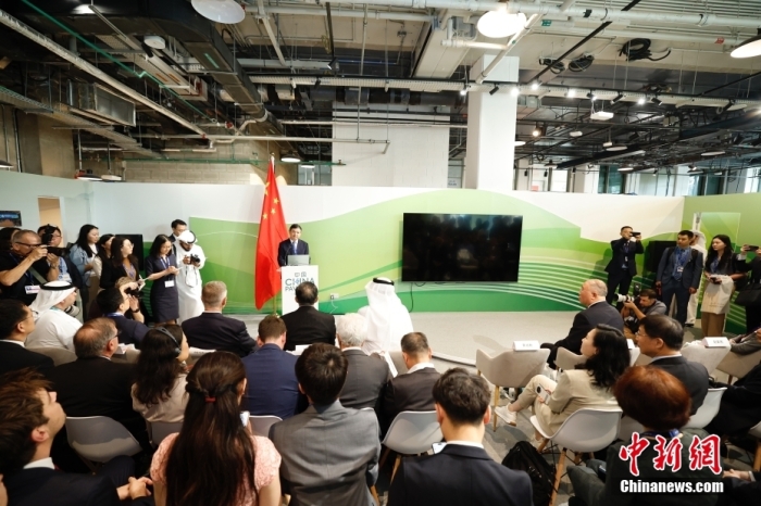 當(dāng)?shù)貢r間11月30日，《聯(lián)合國氣候變化框架公約》第28次締約方大會(COP28)中國角開幕式暨“生態(tài)文明與美麗中國實踐”邊會在迪拜舉行。圖為中國生態(tài)環(huán)境部部長黃潤秋在邊會上發(fā)表致辭。<a target='_blank' href='/' _fcksavedurl='/'><p  align=