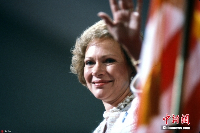 當(dāng)?shù)貢r(shí)間11月19日，卡特中心宣布，美國前第一夫人羅莎琳·卡特于當(dāng)天去世，享年96歲。根據(jù)卡特中心發(fā)布的聲明，在家人的陪伴下，羅莎琳·卡特在佐治亞州普萊恩斯的家中平靜地去世?？ㄌ刂行?7日宣布，羅莎琳·卡特開始接受臨終關(guān)懷。圖為羅莎琳·卡特資料圖。圖/ICphoto